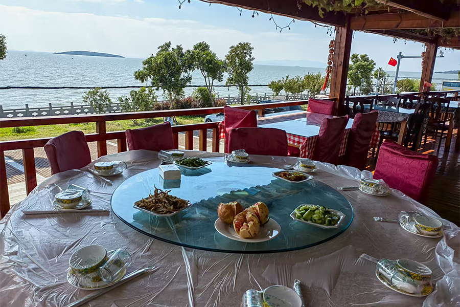 太湖边用餐